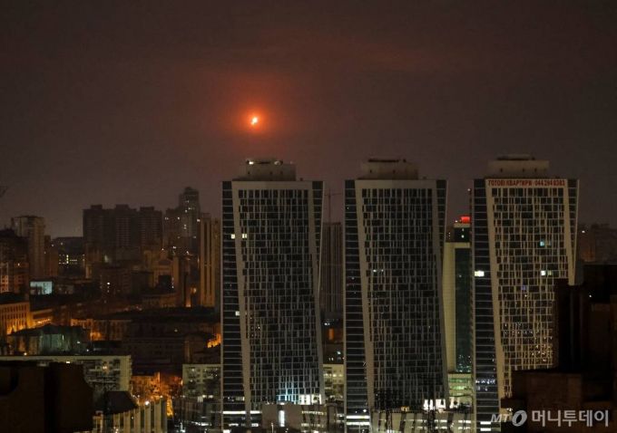 (키이우 로이터=뉴스1) 박재하 기자 = 15일(현지시간) 우크라이나 수도 키이우에서 러시아군의 드론이 격추되고 있다. 2024.03.15/  ⓒ 로이터=뉴스1  Copyright (C) 뉴스1. All rights reserved. 무단 전재 및 재배포,  AI학습 이용 금지. /사진=(키이우 로이터=뉴스1) 박재하 기자