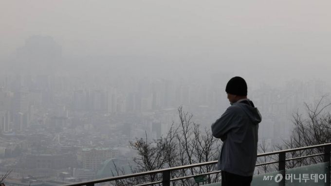 [서울=뉴시스] 조성우 기자 = 올해 봄 처음으로 황사가 관측된 17일 서울 남산에서 바라본 서울 도심이 뿌옇다. /사진=조성우
