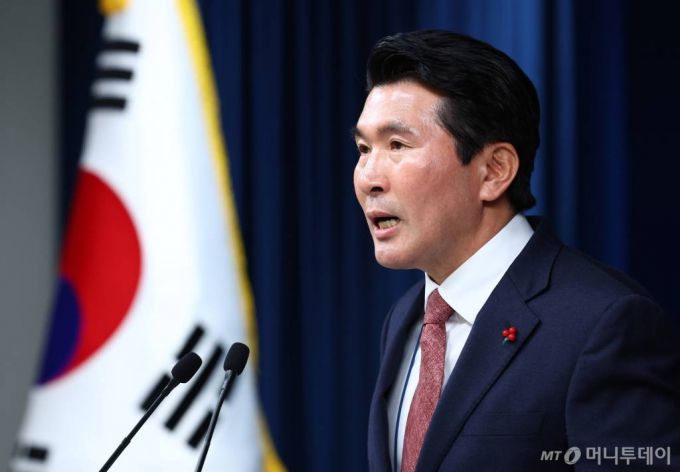 [서울=뉴시스] 전신 기자 = 황상무 시민사회수석이 20일 서울 용산 대통령실 청사에서 국민제안 정책화 과제 관련 브리핑을 하고 있다. 2023.12.20. photo1006@newsis.com /사진=전신