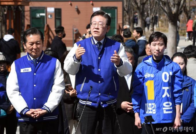 [서울=뉴시스] 고범준 기자 = 이재명 더불어민주당 상임공동선거대책위원장이 18일 서울 마포구 경의선숲길을 방문해 현장 기자회견을 하고 있다. (공동취재) 2024.03.18. photo@newsis.com /사진=