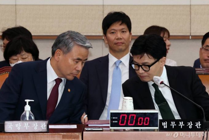 (서울=뉴스1) 황기선 기자 = 한동훈 법무부 장관과 이종섭 국방부 장관이 18일 오후 서울 여의도 국회에서 열린 법제사법위원회 전체회의에서 대화를 나누고 있다. 2023.9.18/뉴스1  Copyright (C) 뉴스1. All rights reserved. 무단 전재 및 재배포 금지. /사진=(서울=뉴스1) 황기선 기자