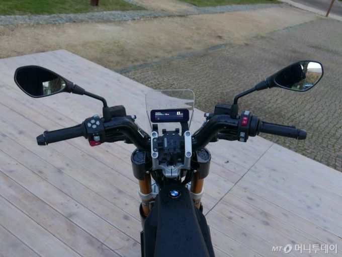 포르투갈 카스카이스에서 열린 BMW 뉴 CE 02 글로벌 미디어 출시행사에서 공개된 BMW 모토라드 전기바이크 CE 02. /카스카이스(포르투갈)=강주헌 기자