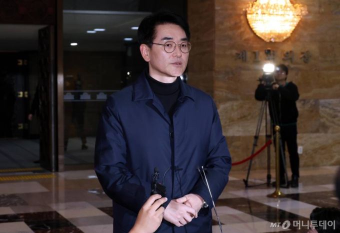 [서울=뉴시스] 조성봉 기자= 박용진 더불어민주당 의원이 22일 오후 서울 여의도 국회 로텐더홀에서 공천관리위원회의 의정평가 관련 입장 발표를 하고 있다 박 의원은 재심을 청구했지만 기각됐다. 2024.02.22. suncho21@newsis.com /사진=조성봉