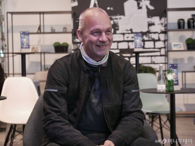 라이너 보멜(Rainer Baumel) BMW 모토라드 어반 모빌리티 총괄이 지난 2월 23일(현지시간) 포르투갈 카스카이스에서 열린 BMW CE 02 글로벌 미디어 출시행사를 마친 뒤 기자들과 인터뷰를 하고 있다. /카스카이스(포르투갈)=강주헌 기자