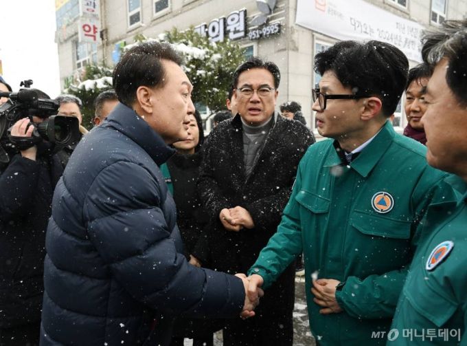 [서울=뉴시스] 윤석열 대통령과 한동훈 국민의힘 비상대책위원장이 23일 충남 서천특화시장 화재 현장을 방문해 피해 상황을 점검한 뒤 악수하고 있다. (사진=대통령실 제공) 2024.01.23. photo@newsis.com *재판매 및 DB 금지 /사진=전신