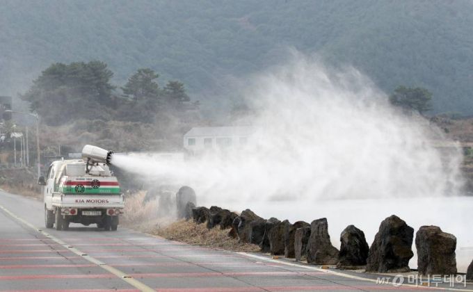 [제주=뉴시스] 우장호 기자 = 7일 오전 고병원성 조류인플루엔자(AI)가 검출된 제주시 구좌읍 하도리 철새도래지에서 제주도 당국이 방역 작업을 하고 있다. 2024.02.07. woo1223@newsis.com /사진=우장호