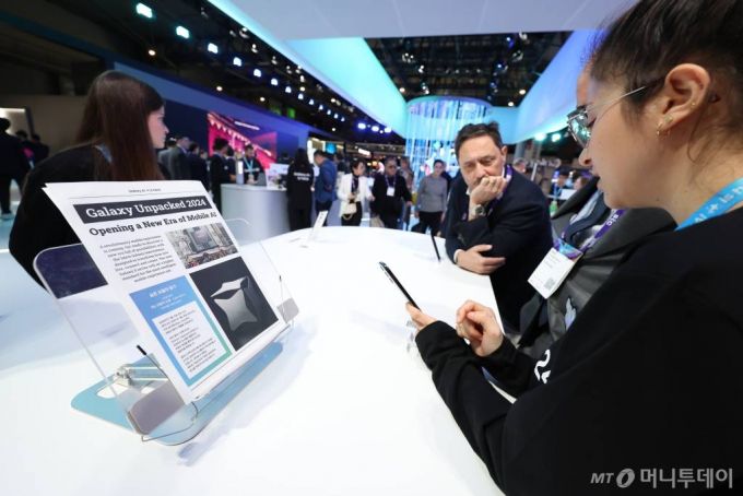 세계 최대 이동통신 전시회 '모바일 월드 콩그레스(MWC) 2024’ 개막일인 지난달 26일 오전(현지시간) 스페인 바르셀로나 피아 그란 비아 전시장에 마련된 삼성전자 부스에서 관람객들이 갤럭시S24의 AI기능을 체험을 하고 있다. /사진=뉴스1