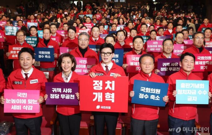 (서울=뉴스1) 송원영 기자 = 한동훈 국민의힘 총괄선대위원장과 윤재옥, 나경원 공동선대위원장 등이 19일 서울 여의도 국회에서 열린 제22대 총선 중앙선대위 발대식 및 공천자대회에서 참석자들과 함께 '정치개혁' 퍼포먼스를 하고 있다. 2024.3.19/뉴스1  Copyright (C) 뉴스1. All rights reserved. 무단 전재 및 재배포,  AI학습 이용 금지. /사진=(서울=뉴스1) 송원영 기자