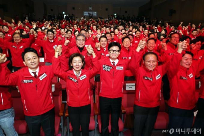 [서울=뉴시스] 조성봉 기자= 한동훈 국민의힘 총괄선대위원장이 19일 오전 서울 여의도 국회에서 열린 제22대 총선 중앙선대위 발대식 및 공천자대회에서 공동선대위원장들과 손을 잡고 총선승리를 다짐하고 있다. 왼쪽부터 원희룡, 나경원 공동선대위원장, 한동훈 총괄선대위원장,윤재옥, 안철수 공동선대위원장.  2024.03.19. suncho21@newsis.com /사진=조성봉