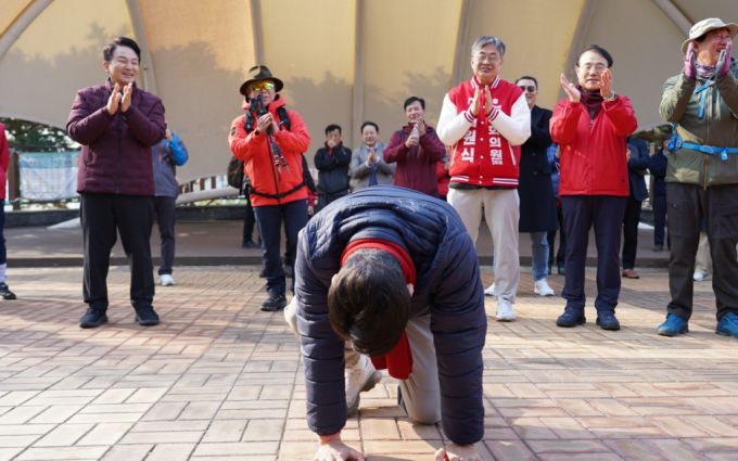 이천수 후원회장이 16일 계양산 등반 전 원희룡 전 장관 지지를 호소하며 큰절을 올리고 있다. /사진=박상곤 기자