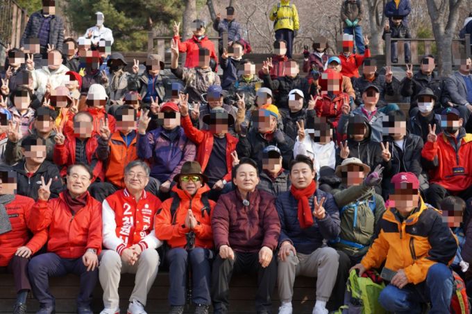 원희룡 전 장관과 이천수 후원회장, 산악인 엄홍길 대장이 16일 인천 계양산 등산 전 주민들과 사진촬영을 하고 있다. /사진=박상곤 기자