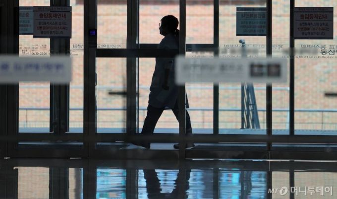 [대구=뉴시스] 이무열 기자 = 정부의 전국 의과대학별 정원 배정 결과 공개를 앞둔 20일 대구의 한 대학병원에서 의료진이 이동하고 있다. 2024.03.20. lmy@newsis.com /사진=이무열