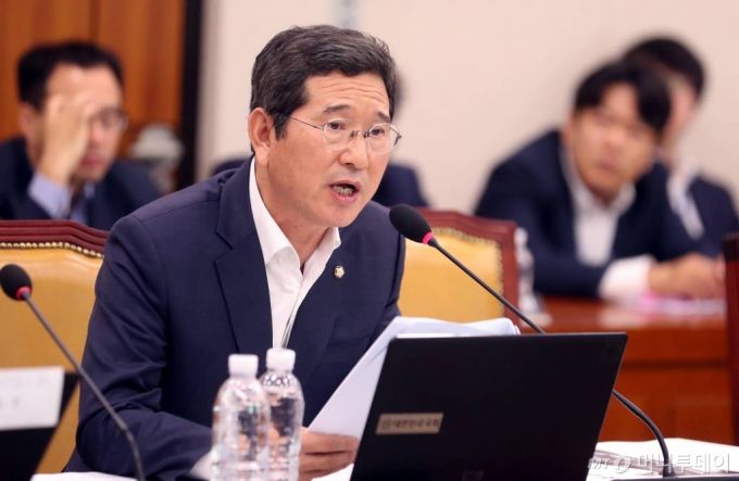 경기 안성을 지역구로 두고 있는 4선 중진인 김학용 국민의힘 의원이 이종섭 주호주대사 출국 논란과 관련 "본인으로서는 안타깝지만 나라를 위해서 자진 사퇴하고 들어와야 한다"고 말했다./사진=뉴시