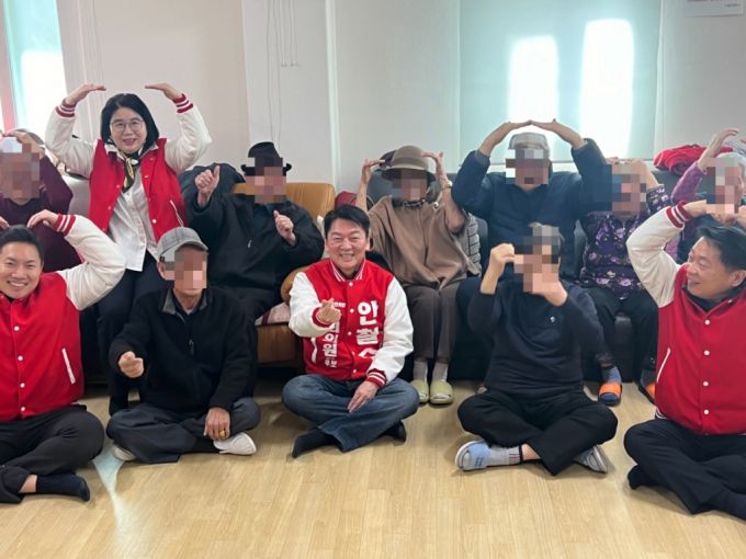 안철수 국민의힘 의원이 20일 야탑동 장미현대아파트 경로당에서 어르신들과 기념촬영을 하고 있다. /사진=박소연 기자