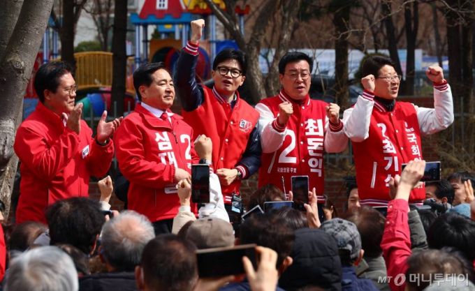 [안양=뉴시스] 조성봉 기자= 한동훈 국민의힘 비상대책위원장이 20일 경기도 안양시 동안구 초원어린이공원에서 시민들에게 인사를 하고 있다.(공동취재) 2024.03.20. photo@newsis.com /사진=