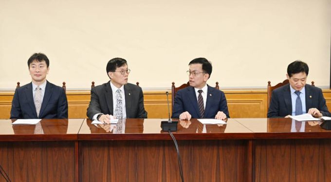 최상목 부총리 겸 기획재정부 장관이 21일 서울 중구 은행연합회에서 열린 비상거시경제금융회의에서 이창용 한국은행 총재와 대화하고 있다./사진제공=기획재정부