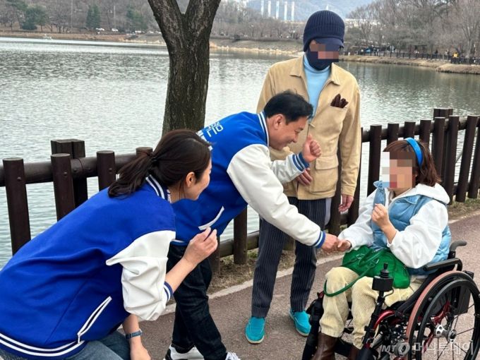 더불어민주당 경기 성남분당갑 이광재 후보와 강선우 의원이 율동공원 산책로에서 만나 시민들과 인사를 나누는 모습 /사진=김도현 기자