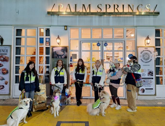 지난 21일 서울 영등포구 신길동의 한 카페에서 만난 반려견 순찰대원들. /사진=김지은 기자