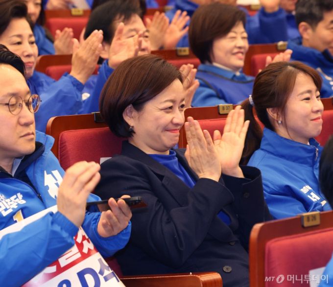 (서울=뉴스1) 송원영 기자 = 조수진 더불어민주당 강북을 후보가 20일 서울 여의도 국회 도서관에서 열린 '서울특별시당 선거대책위원회 출범식'에서 박수를 치고 있다. 2024.3.20/뉴스1  Copyright (C) 뉴스1. All rights reserved. 무단 전재 및 재배포,  AI학습 이용 금지. /사진=(서울=뉴스1) 송원영 기자