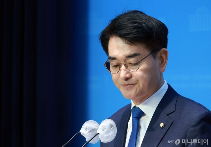 [서울=뉴시스] 조성봉 기자= 박용진 더불어민주당 의원이 17일 서울 국회 소통관에서 '강북을 전략 경선' 관련 입장발표를 하고 있다. 이날 박 의원은 서울 강북을 전략 경선 참여 뜻을 밝혔다. (공동취재) 2024.03.17. photo@newsis.com /사진=조성봉