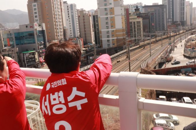 지난 23일 경부선 철도지하화 공약 현장을 방문한 서병수 국민의힘 의원 /사진=서병수 의원실 제공