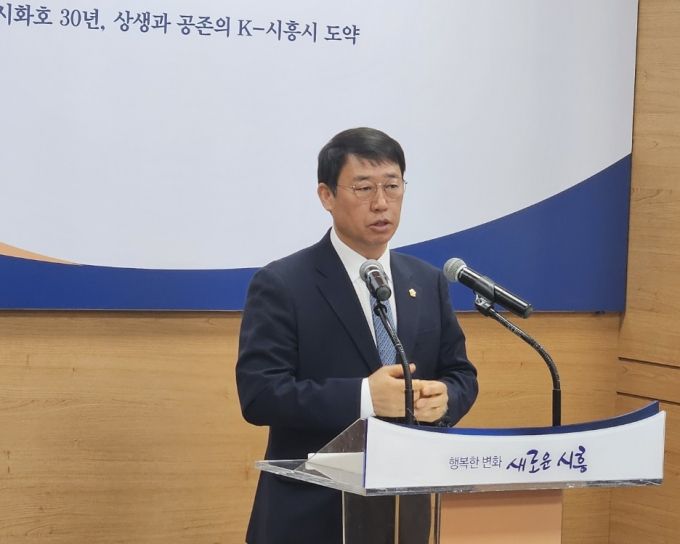 박춘호 시흥시의원이 25일 민주당 탈당 기자회견을 하고 있다. /사진=권현수기자