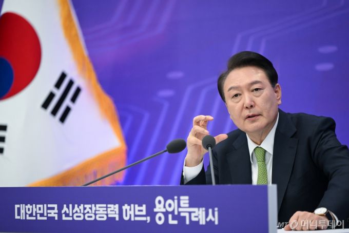 (서울=뉴스1) 오대일 기자 = 윤석열 대통령이 25일 경기도 용인특례시청에서 '대한민국 신성장동력 허브, 용인특례시'를 주제로 열린 스물세 번째 국민과 함께하는 민생토론회에서 모두발언을 하고 있다. (대통령실 제공) 2024.3.25/뉴스1  Copyright (C) 뉴스1. All rights reserved. 무단 전재 및 재배포,  AI학습 이용 금지. /사진=(서울=뉴스1) 오대일 기자