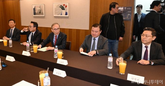 (오른쪽부터) 안철현 애플코리아 부사장, 노태문 삼성전자 사장, 김영섭 KT 대표, 유영상 SK텔레콤 대표, 황현식 LG유플러스대표가 지난 22일 서울 중구에서 열린 방통위원장 간담회에 참석했다. /사진=뉴스1(사진공동취재단)