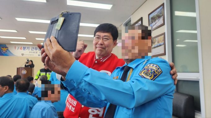 윤창현 국민의힘 후보가 대전 동부 모범운전자회 회의에 참석해 한 참여자와 사진을 찍고 있다/사진=이병권 기자