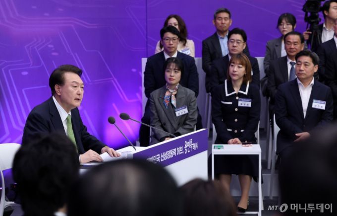 윤석열 대통령이 25일 경기 용인시청에서 '대한민국 신성장동력 허브, 용인특례시'를 주제로 열린 스물세 번째 국민과 함께하는 민생토론회에서 발언하고 있다./사진=뉴시스