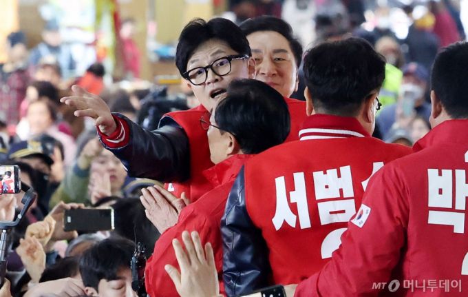 [울산=뉴시스] 추상철 기자 = 한동훈 국민의힘 비상대책위원장이 26일 오후 울산 남구 신정시장에서 제22대 총선 울산 지역 후보자들과 함께 시민에게 인사하고 있다. 2024.03.26. photo@newsis.com /사진=추상철