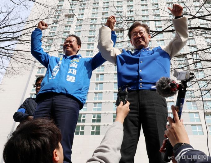 [청주=뉴시스] 이영환 기자 = 이재명 더불어민주당 대표와 송재봉 청원구 후보가 27일 오후 충북 청주시 청원구 오창상가를 방문해 시민들과 인사를 나누고 있다. 2024.03.27. 20hwan@newsis.com /사진=이영환