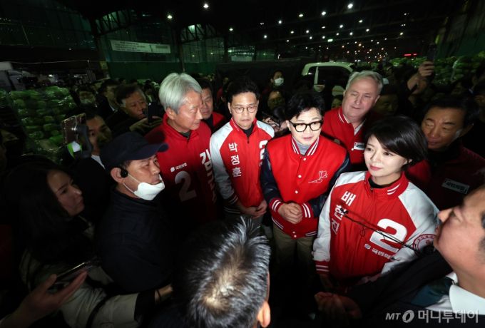 (서울=뉴스1) 박정호 기자 = 한동훈 국민의힘 비상대책위원장이 28일 새벽 서울 송파구 가락시장에서 열린 '국민의힘으로 민생살리기' 선거운동개시 민생현장 방문에서 배현진(송파을)·박정훈(송파갑)·김근식(송파병) 후보 및 인요한 국민의미래 선거대책위원장 등과 함께 상인들에게 지지를 호소하고 있다.(공동취재) 2024.3.28/뉴스1  Copyright (C) 뉴스1. All rights reserved. 무단 전재 및 재배포,  AI학습 이용 금지. /사진=(서울=뉴스1) 박정호 기자