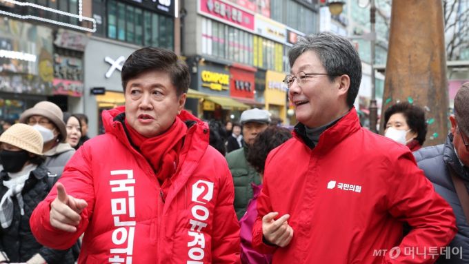 (화성=뉴스1) 김영운 기자 = 유승민 전 국민의힘 의원이 28일 오후 경기 화성시 동탄북광장에서 열린 '경기 화성정 유경준 국민의힘 후보 출정식'에서 경기 화성정에 출마한 유경준 국민의힘 후보와 이야기를 나누고 있다. 2024.3.28/뉴스1  Copyright (C) 뉴스1. All rights reserved. 무단 전재 및 재배포,  AI학습 이용 금지. /사진=(화성=뉴스1) 김영운 기자