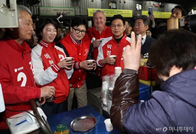 [서울=뉴시스] 조성봉 기자= 한동훈 국민의힘 총괄선거대책위원장이 28일 서울 송파구 가락동 농수산물시장에서 4·10 총선 공식 선거운동을 시작하며 차를 마시고 있다.(공동취재) 2024.03.28. photo@newsis.com /사진=