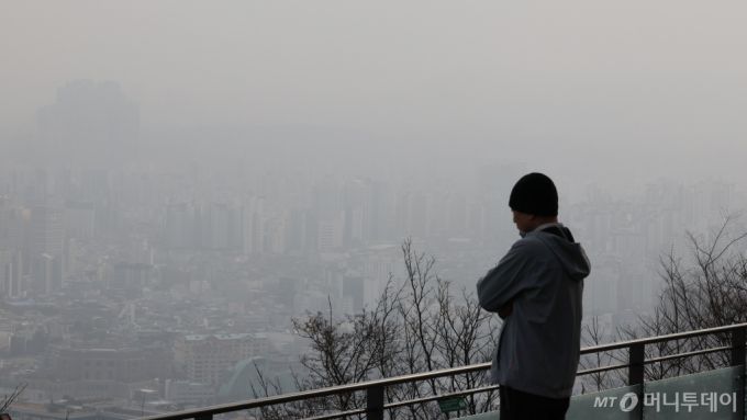 올해 처음으로 황사가 유입된 지난 17일 서울 남산에서 바라본 시내의 모습이 뿌옇다./사진=뉴시스