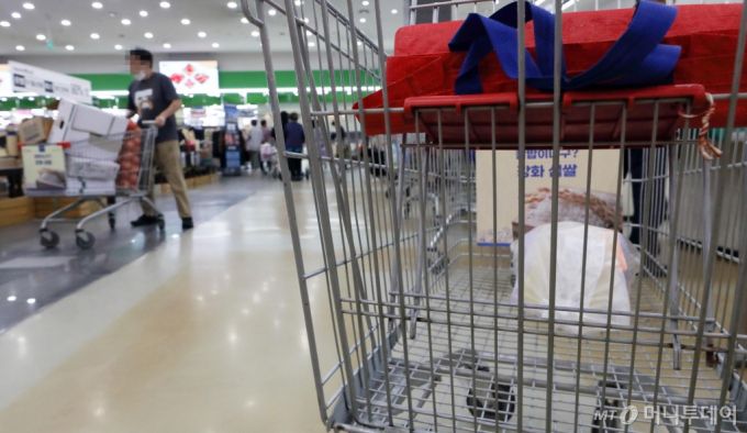 [서울=뉴시스] 최진석 기자 =사진은 이날 한 대형마트의 모습. 2023.09.26. /사진=뉴시스 제공