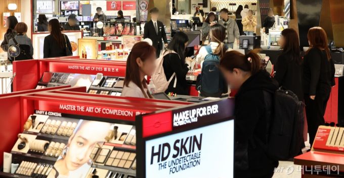 (서울=뉴스1) 이동해 기자 = 지난달 면세점 판매액이 전년 동기 대비 2배 가까이 늘어난 것으로 나타난 5일 서울 중구의 한 면세점에서 관광객들이 쇼핑을 하고 있다. /사진= 뉴스1 제공