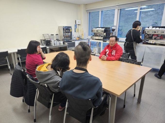 이종배 국민의힘 후보가 충북 충주시 숭덕 꿈터를 방문했다/사진=안재용 기자