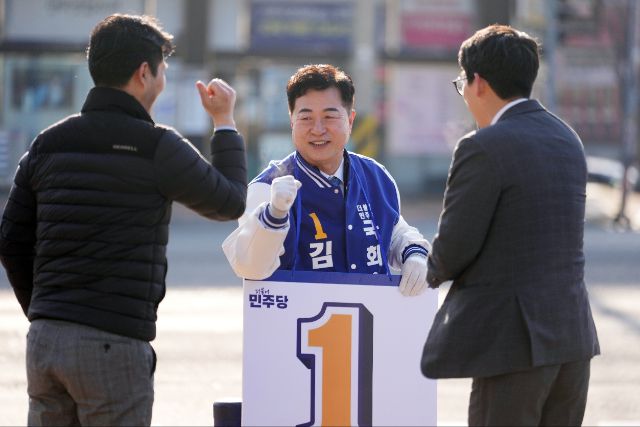 27일 오전 길거리 인사를 하던 김두관 더불어민주당 의원이 유권자들과 대화를 나눈 뒤 파이팅을 외치고 있는 모습. /사진=김두관 의원실 제공