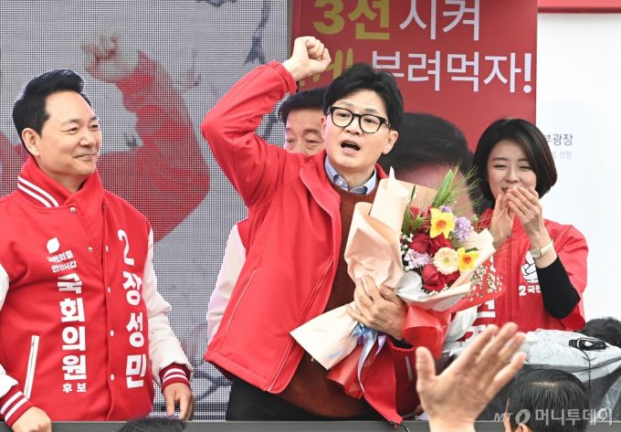 [안산=뉴시스] 김종택기자 = 한동훈 국민의힘 비상대책위원장이 29일 경기도 안산시 단원구 선부광장에서 열린 '국민의힘으로 안산살리기' 지원유세에서 장성민 안산갑, 서정현 안산을, 김명연 안산병 후보의 지지를 호소하고 있다. 2024.03.29. jtk@newsis.com /사진=김종택