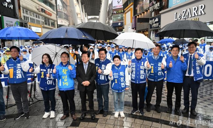 (대전=뉴스1) 김기태 기자 = 28일 대전 중구 으능정이거리에서 열린 더불어민주당 대전시당 제22대 국회의원 선서 및 재보궐 선거 출정식에서 후보자들이 포즈를 취하고 있다. 2024.3.28 /뉴스1  Copyright (C) 뉴스1. All rights reserved. 무단 전재 및 재배포,  AI학습 이용 금지. /사진=(대전=뉴스1) 김기태 기자