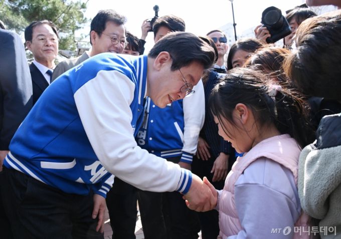 제22대 총선 인천계양을에 출마한 이재명 더불어민주당 대표가 31일 오후 인천 계양구 서운동성당 앞에서 어린이와 악수를 나누고 있다. (공동취재) /사진=뉴스1