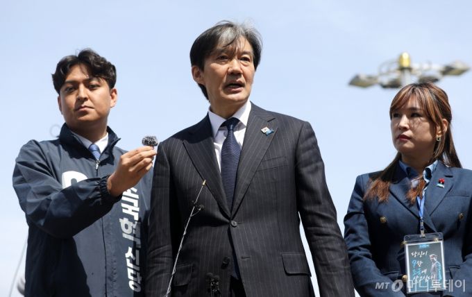 조국 조국혁신당 대표가 31일 경남 창원시 성산구 롯데백화점 창원점 앞에서 기자회견을 열고 발언하고 있다. /사진=뉴스1 /사진=(창원=뉴스1) 윤일지 기자