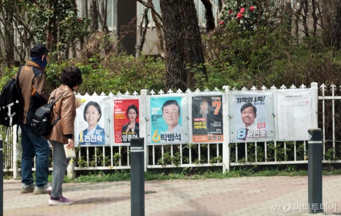 (광주=뉴스1) 김태성 기자 = 1일 오후 광주 북구 운암동 도로에서 시민들이 제22대 국회의원 광주시 북구을 후보 선거벽보를 살펴보고 있다.2024.4.1/뉴스1  Copyright (C) 뉴스1. All rights reserved. 무단 전재 및 재배포,  AI학습 이용 금지. /사진=(광주=뉴스1) 김태성 기자