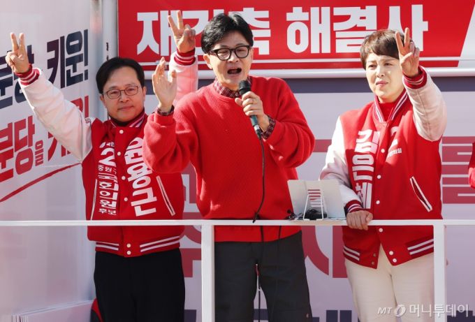 한동훈 국민의힘 총괄선거대책위원장이 31일 경기 성남시 분당구 오리역광장에서 지원 유세를 하고 있다. /사진=뉴스1