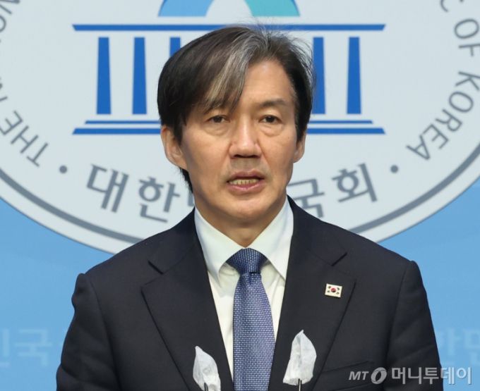 (서울=뉴스1) ,송원영 기자 = 조국 조국혁신당 대표가 2일 서울 여의도 국회 소통관에서 공직선거법 헌법소원 관련 기자회견을 하고 있다.   이날 조 대표는 "비례대표 후보만 출마한 정당의 선거운동이 지나치게 제약적이다"며, "현행 공직선거법 규정들에 대하여 헌법재판소에 헌법소원을 제기해 위헌 여부에 대한 판단을 받아볼 것"이라고 밝혔다. 2024.4.2/뉴스1  Copyright (C) 뉴스1. All rights reserved. 무단 전재 및 재배포,  AI학습 이용 금지. /사진=(서울=뉴스1) ,송원영 기자