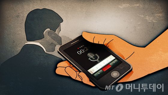 직장 내 '갑질'을 일삼던 상사와 다른 직원의 대화 내용을 몰래 녹음해 증거로 제출한 공무원에게 검찰이 1년을 구형했다./삽화=임종철 디자인기자