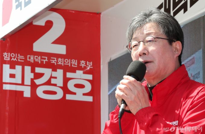 (대전=뉴스1) 김기태 기자 = 유승민 전 의원이 1일 대전 대덕구 법동 일원에서 박경호 국민의힘 국회의원 대덕구 후보의 지지를 호소하고 있다. 2024.4.1/뉴스1  Copyright (C) 뉴스1. All rights reserved. 무단 전재 및 재배포,  AI학습 이용 금지. /사진=(대전=뉴스1) 김기태 기자