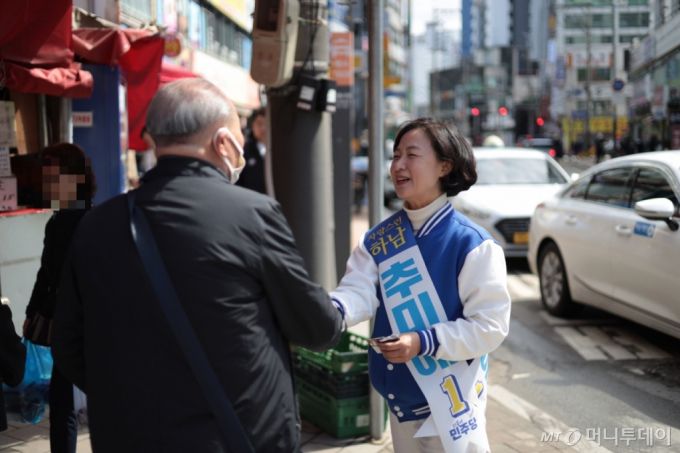 거리 유세 도중 어르신과 대화를 나누고 있는 추미애 더불어민주당 경기 하남시갑 후보(오른쪽) /사진=김도현 기자